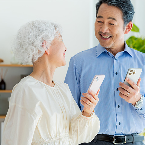 江東区で事前相談する高齢の夫婦がスマホで葬儀準備を話し合う、セレモニーハート西大島ホール