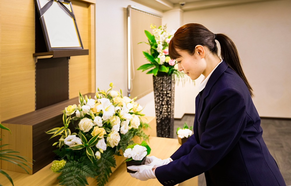 花を整えるスタッフ