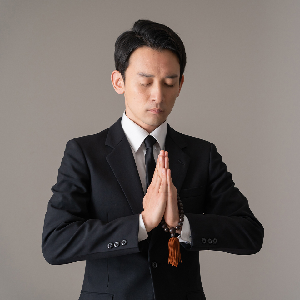合掌する参列者