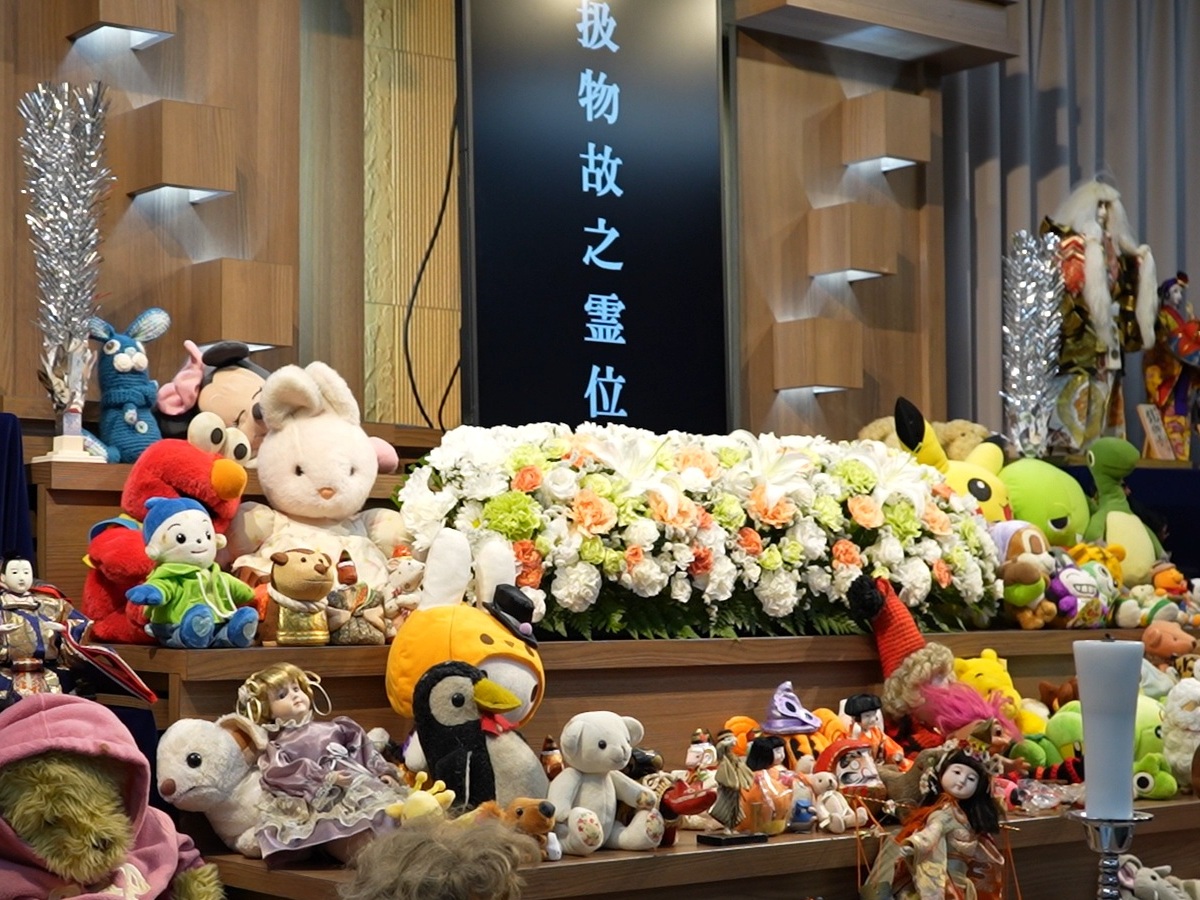 人形供養祭で西大島ホールの祭壇に並べられたお人形やぬいぐるみ